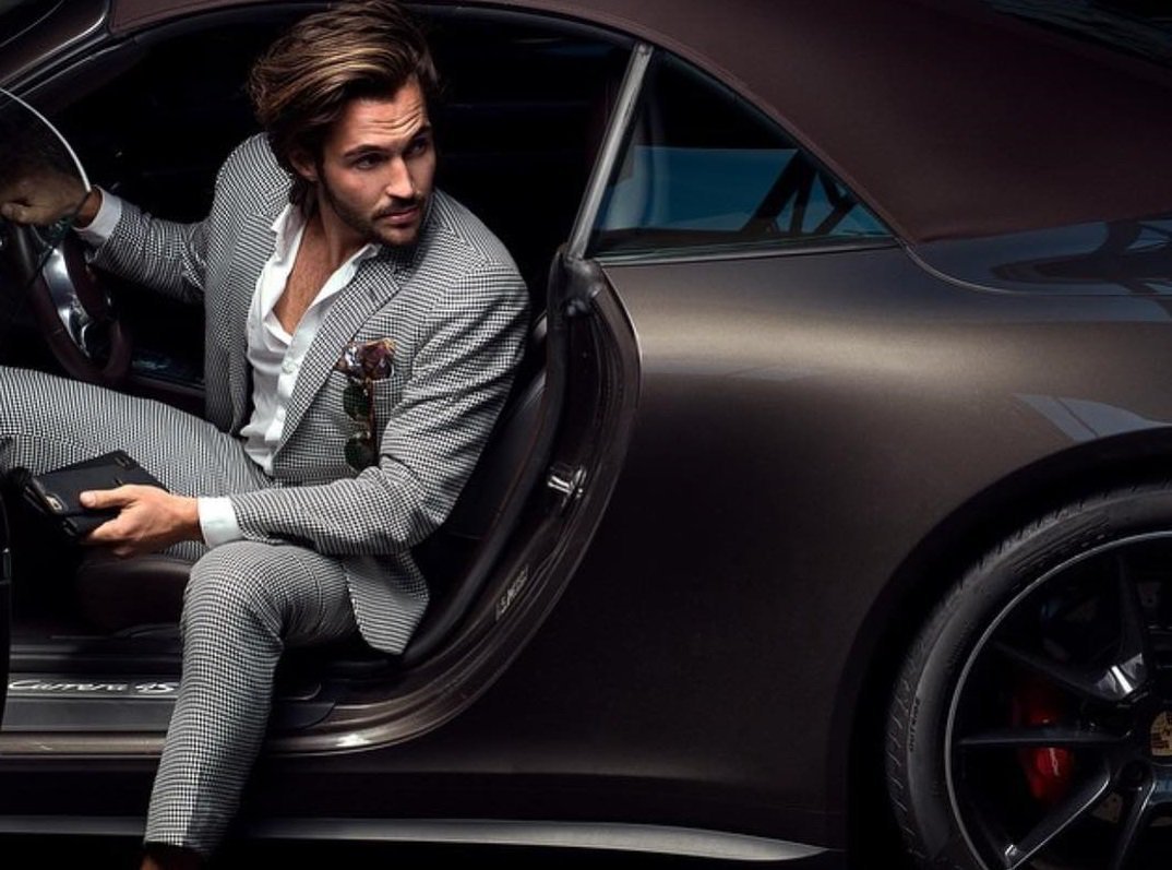 Бутусов рекламирует автомобиль. Успешный мужчина. Успешный мужчина с машиной. Мужчина в дорогой машине. Красивый богатый мужчина.